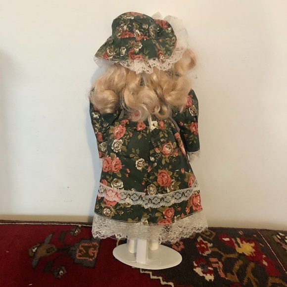 Porcelain Doll - including stand - Picture 4 of 5